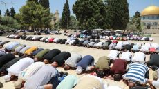 70 ألفا يؤدون صلاة الجمعة في المسجد الأقصى