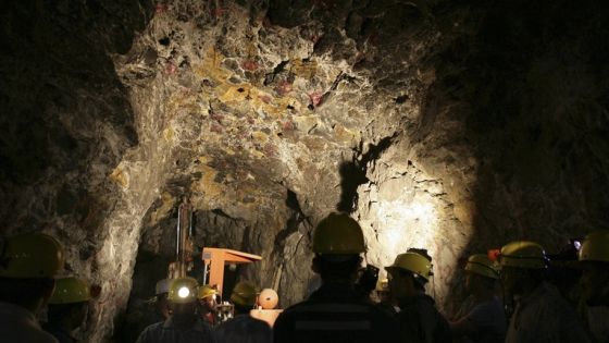 Miners works in the Al Amar gold mine, 200km (124 miles) southwest of Riyadh, May 28, 2008. The Al Amar mine, an underground deposit in Saudi Arabia, mainly contains gold and zinc. REUTERS/Fahad Shadeed (SAUDI ARABIA)