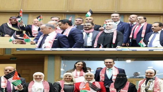 النواب يتوشحون بالشماغ ويرفعون الأعلام