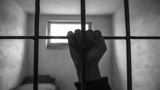 توقيف 6 رجال أمن على خلفية فرار سجين سواقة