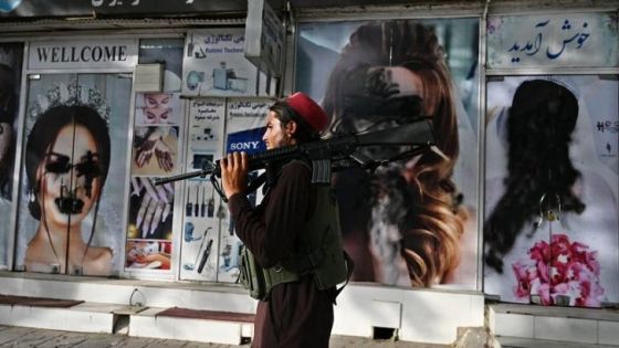 خوفًا من طالبان.. محلات المكياج في أفغانستان تطمس صور النساء