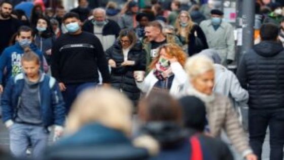 People with and without protective face masks are pictured at Wilmersdorfer Strasse shopping street, as the spread of the coronavirus disease (COVID-19) continues, in Berlin, Germany, October 12, 2020. REUTERS/Fabrizio Bensch