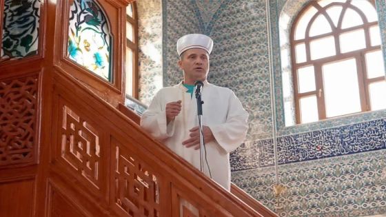 خطيب جمعة بطرابزون يوبّخ المصلين لانشغالهم بالهواتف