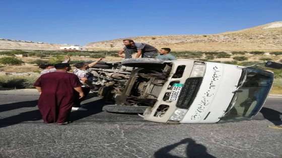 8 إصابات بانقلاب حافلة في اربد