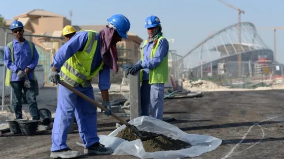 تحذير حقوقي من خطر يهدد حياة العمال بدول الخليج مع قدوم الصيف