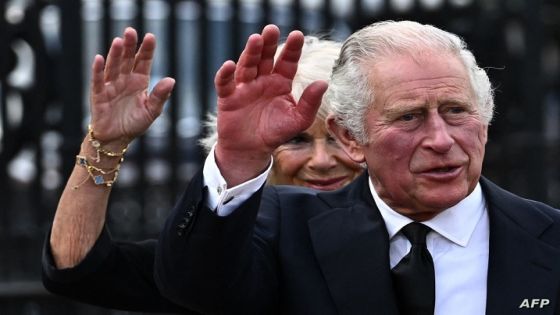 Britain's King Charles III and Britain's Camilla, Queen Consort greet the crowd upon their arrival Buckingham Palace in London, on September 9, 2022, a day after Queen Elizabeth II died at the age of 96. - Queen Elizabeth II, the longest-serving monarch in British history and an icon instantly recognisable to billions of people around the world, died at her Scottish Highland retreat on September 8. (Photo by Ben Stansall / AFP)