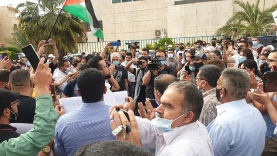 مجدداَ .. حشود من الأردنيين تطالب بطرد سفير الاحتلال