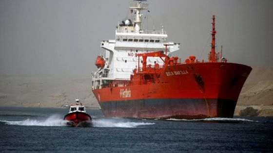 شركة اردنية تدير عملية تعويم سفينة عالقة في السويس