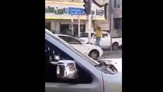 شاهدوا : شاب يحطم اشارة ضوئية في عجلون بالفأس