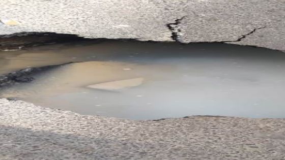 حفرة مياه ساخنة تظهر فجأة وسط شارع بعمان