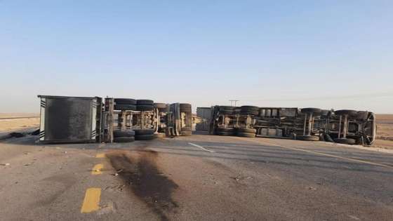 تدهور شاحنة يغلق طريق الأزرق – العمري