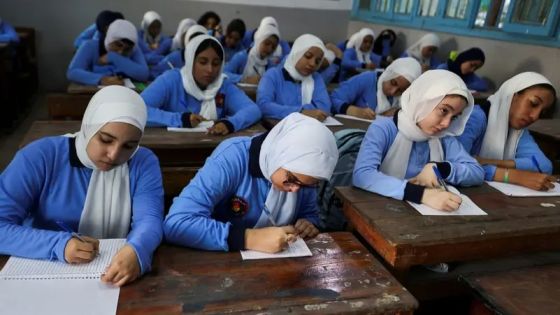 غضب يتفجر ضد مسؤول مصري.. بسبب رغيفَي خبز وكيس فول
