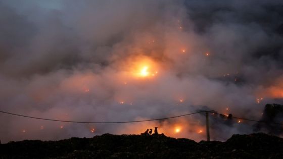 حريق هائل بمكب نفايات يحول الليل إلى نهار في الهند
