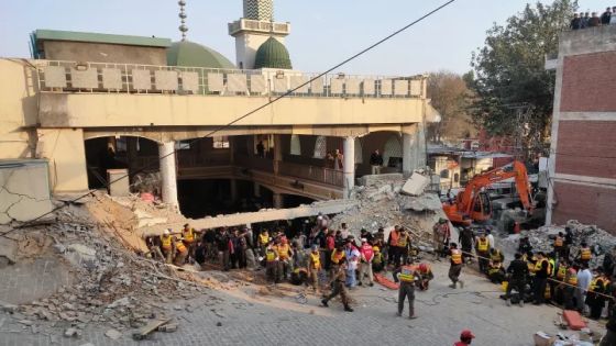باكستان.. حصيلة ضحايا تفجير المسجد ترتفع إلى أكثر من 90 قتيلا