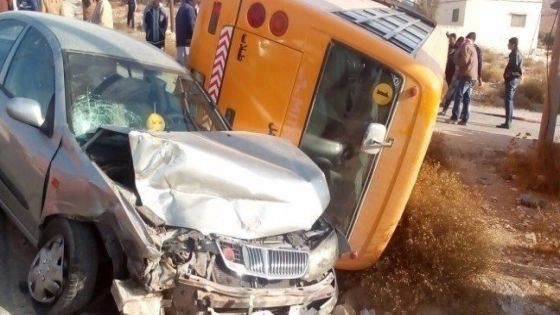 وفاة و8 إصابات بحادث تصادم بين باص مدرسة ومركبة على طريق زي