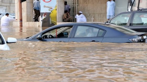 أمطار غزيرة تغرق شوارع مدينة جدة السعودية