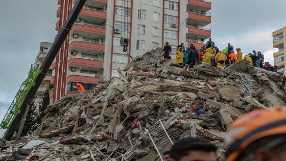 Rescuers search for victims and survivors amidst the rubble of a building that collapsed in Adana on February 6, 2023, after a 7.8-magnitude earthquake struck the country's south-east. - The combined death toll has risen to over 1,900 for Turkey and Syria after the region's strongest quake in nearly a century on February 6, 2023. Turkey's emergency services said at least 1,121 people died in the 7.8-magnitude earthquake, with another 783 confirmed fatalities in Syria, putting that toll at 1,904. (Photo by Can EROK / AFP)