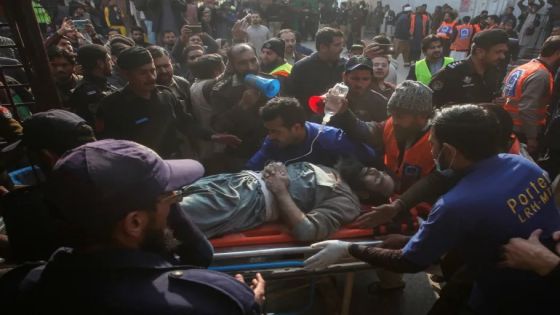 عشرات القتلى في هجوم انتحاري داخل مسجد في بيشاور الباكستانية