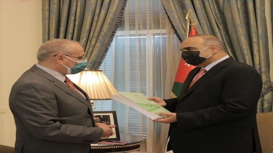 رئيس الوزراء يتعهد للأردنيين بتصويب أية مخالفات