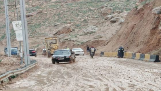 إغلاق مؤقت لشارع سيل الزرقاء الفرعي لإزالة الصخور والأتربة