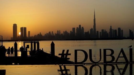 دبي تغلق مطاعمها ومقاهيها لاحتواء فيروس كورونا