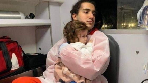 صورة مسعف يحتضن طفلة فقدت والديها تهز مواقع التواصل