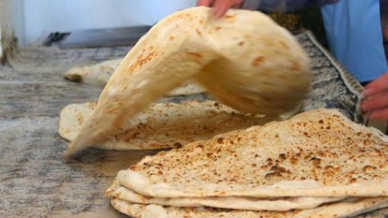 الصناعة: المخابز ملزمة بتوفير الخبز العربي الكبير