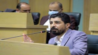 العشا : الملك هو القبطانُ القادرُ بإذنِ الله أن يُرسِيَ السفينةَ إلى برِ الأمان