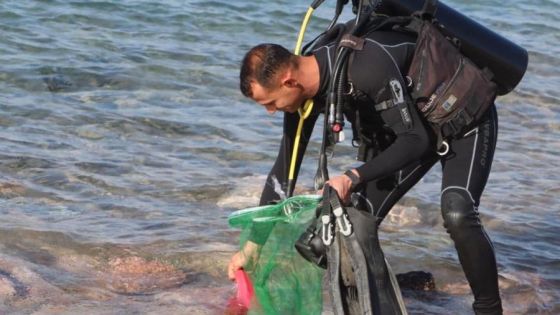 حملة لتنظيف جوف البحر بمحمية العقبة البحرية