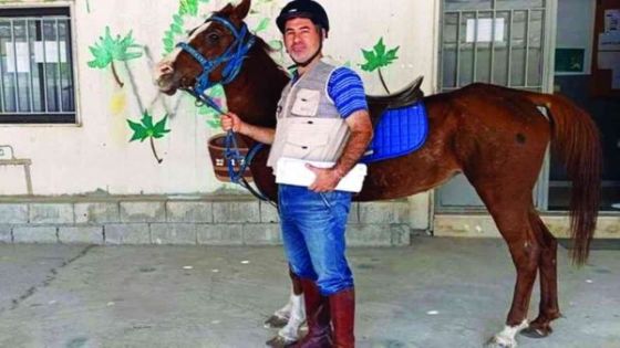 لبنان .. معلم يستخدم حصان للوصول إلى المدرسة