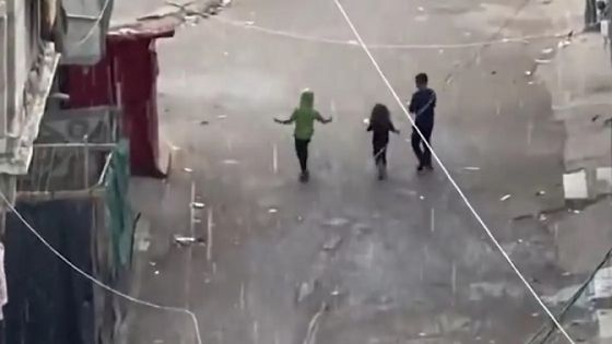مشهد مبهج :أطفال غزة منع الاحتلال عنهم الماء وسقاهم الله المطر
