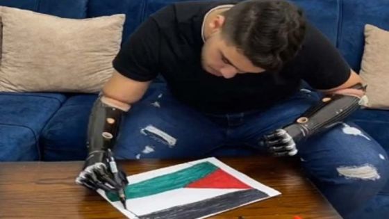 “فتى الزرقاء” يرسم علم فلسطين بذراعيه الاصطناعيتين