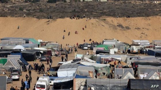 Displaced Palestinians who fled Khan Yunis in the southern Gaza Strip set up camp in Rafah further south near the border with Egypt, on December 7, 2023, amid continuing battles between Israel and the Palestinian militant group Hamas. Heavy urban combat raged in and around Gaza's biggest cities on December 7 as the bloodiest ever war between Israel and Palestinian militant group Hamas entered its third month since the October 7 attacks. (Photo by MOHAMMED ABED / AFP)