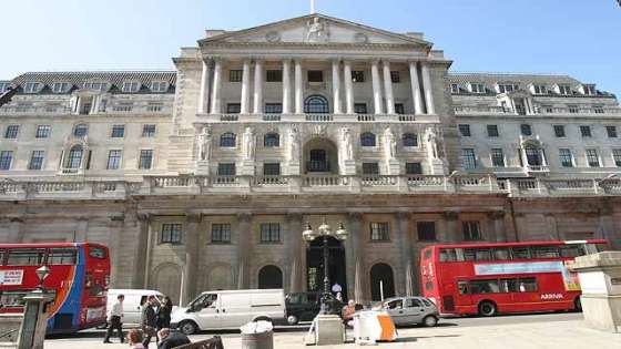 بنك إنجلترا يرفع أسعار الفائدة بأعلى وتيرة منذ 27 عاما