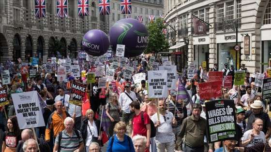 الآلاف يتظاهرون في لندن احتجاجا على أزمة غلاء المعيشة