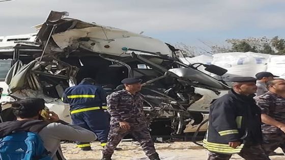21 إصابة بحادث تصادم بين حافلة وقلاب في إربد