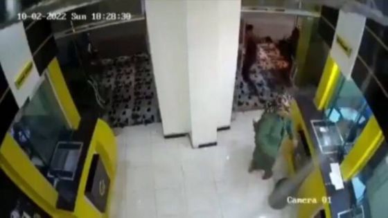 شاهد.. شاب يمني يفجر بنكاً بسبب خلاف مع موظف