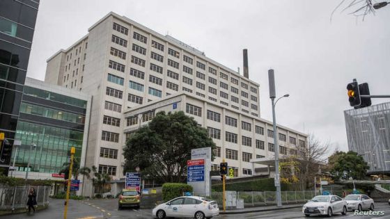 Traffic passes by the Auckland City Hospital in New Zealand, where New Zealand Prime Minister Jacinda Ardern was admitted into early on Thursday for the birth of her first child, June 21, 2018. REUTERS/Peter Meecham