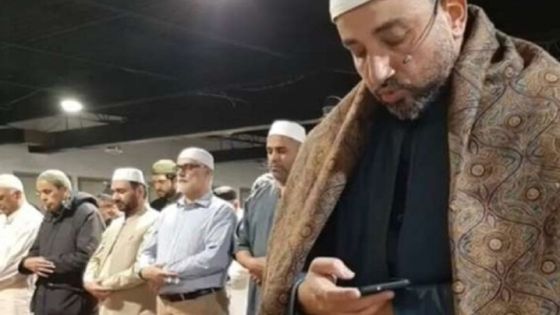 هل يجوز للإمام فتح الهاتف أثناء الصلاة