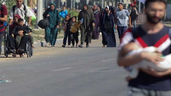 Palestinian civilians walk while evacuating from the north of the Gaza Strip towards south, amid the ongoing conflict between Israel and Palestinian Islamist group Hamas, in the central Gaza Strip November 7, 2023. REUTERS/Ahmed Zakot