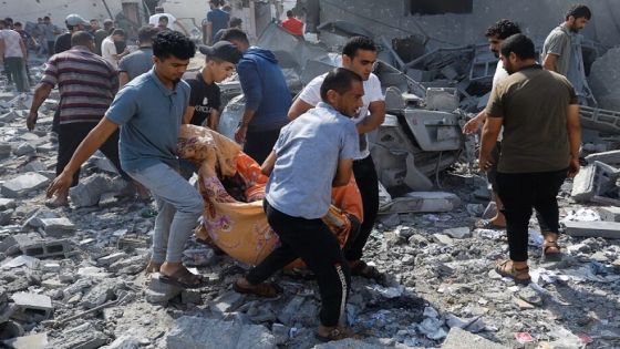 Palestinians search for casualties at the site of Israeli strikes on houses in Rafah in the southern Gaza Strip October 17, 2023. REUTERS/Ibraheem Abu Mustafa