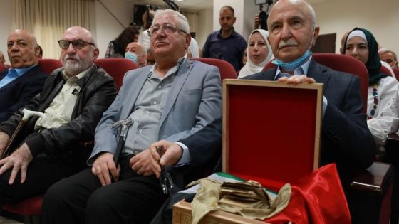 شاهد : عائلة فلسطينية تسلم تركيا أمانة تركها ضابط عثماني قبل أكثر من قرن