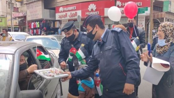 شرطة المفرق توزّع الأعلام والحلوى في مناسبة المئوية