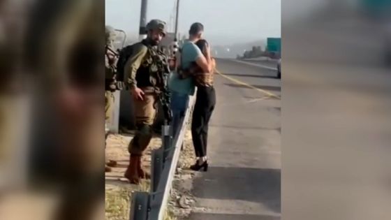 فيديو مؤثر لفلسطينية تودِّع زوجها عند حاجز إسرائيلي قبل اعتقاله