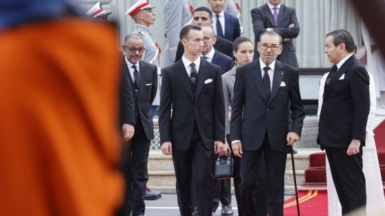 Morocco's King Mohammed VI (C), accompanied by Crown Prince Moulay El Hassan (C-L) and Prince Moulay Rachid (R), makes his way to greet France's President in the capital Rabat on October 28, 2024. - French President Emmanuel Macron landed in Morocco's capital on October 28, for a three-day state visit aimed at mending relations with the North African country after years of tensions. (Photo by Ludovic MARIN / POOL / AFP)