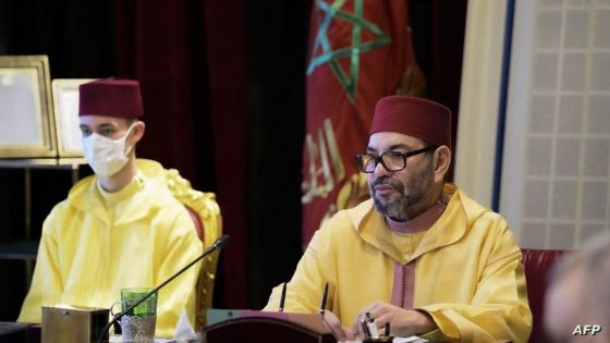 This handout picture released by the Moroccan Royal Place on July 13, 2022, shows Morocco's King Mohammed VI (R) chairing a council of ministers accompanied by his son Prince Moulay Hassan, at the Royal Palace in the capital Rabat. (Photo by Moroccan Royal Palace / AFP) / XGTY / RESTRICTED TO EDITORIAL USE - MANDATORY CREDIT "AFP PHOTO / HO / MOROCCAN ROYAL PALACE - NO MARKETING NO ADVERTISING CAMPAIGNS - NO RESALE- DISTRIBUTED AS A SERVICE TO CLIENTS