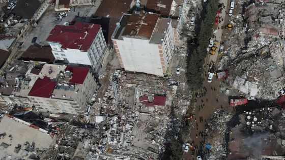 أردوغان يمنح كل عائلة متضررة من الزلزال مبلغا ماليا: لن تباتوا في العراء بل في الفنادق