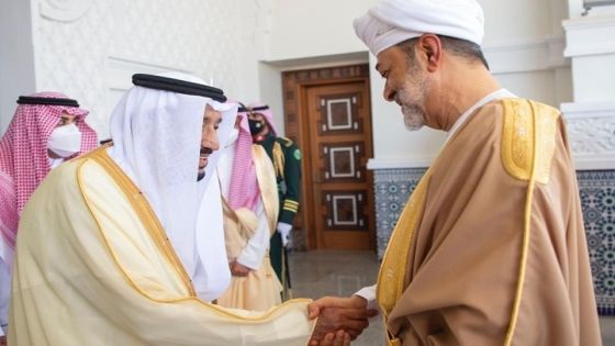 سلطان عُمان يزور السعودية ويجتمع بالملك سلمان في نيوم