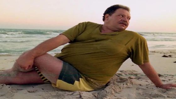 نبش صور نادرة ليحيى الفخراني أثناء ممارسة اليوغا على الشاطئ