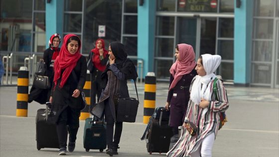 طالبان تمنع النساء من السفر جواً دون محرم